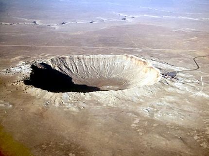 Az aszteroidák és meteoritok (legtöbb tudós úgy véli) Az aszteroidák és meteoritok