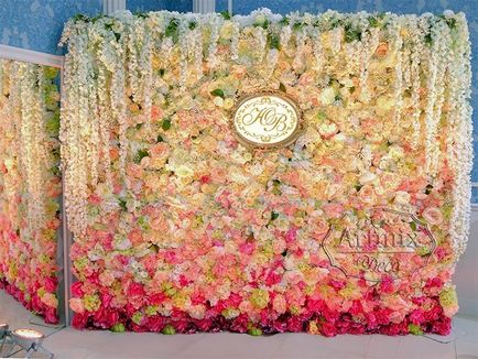 Virág fal a háttérben az esküvői az elnökség, az ív, hogy kilépjen regisztráció, valamint a fotó zóna