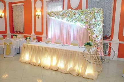 Virág fal a háttérben az esküvői az elnökség, az ív, hogy kilépjen regisztráció, valamint a fotó zóna