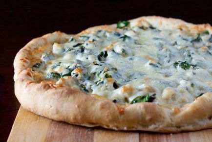 Házi pizza csirkével és sajttal - egy egyszerű recept