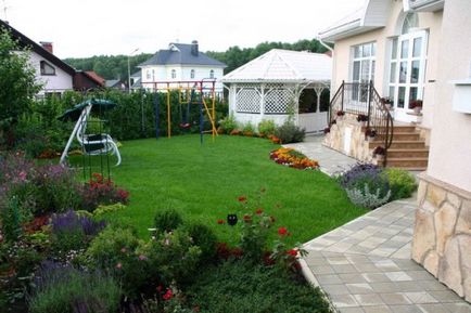 Az udvar egy családi ház - kialakításának és elrendezésének területén, fotó példák