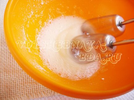 Tojáslikőr, recept fényképpel (habverővel porcukor) Tojáslikőr, recept fotó