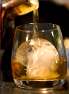 Hogyan kell inni bourbon, mint bourbon whiskey eltér