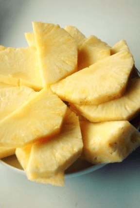 Hogyan, hogy tisztítsák meg, hogy csökkentsék és szépen vágott ananász otthon fotó és videó