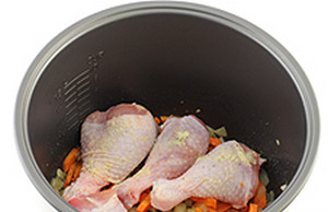 Főzni burgonya, párolt multivarka csirke vagy hús