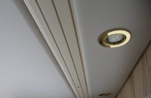 Hogyan lehet csatolni a mennyezet párkány felső határát a feszültséget is (eresz) Hogyan tulajdonítanak a mennyezet párkány felső határát a feszültséget