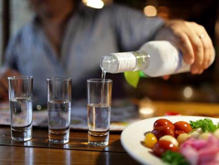 Hogyan lehet ellenőrizni, hamis vodka vagy sem (hogyan lehet megkülönböztetni a hamis vodka hamisított vodka, hogyan lehet azonosítani a hamis vodka) Hogyan ellenőrizheti, hogy a hamisított vodka