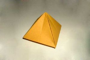 Hogyan készítsünk egy piramis kartonból
