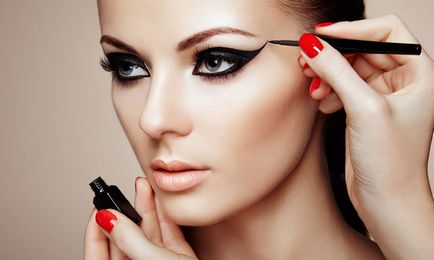 Hogyan készítsünk egy professzionális make-up otthon lépésről lépésre