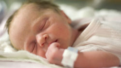 Hogyan ringatja újszülött és a csecsemő alvási megfelelően