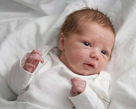 Hogyan törődik egy újszülött fiú az első hónapban