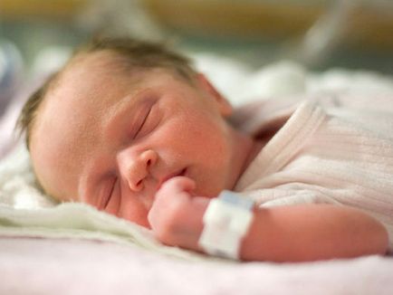 Hogyan törődik egy újszülött fiú az első hónapban