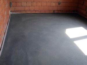 Pour betonon a garázsban