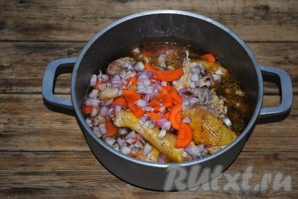 Chicken, párolt szelet hagymát és a sárgarépát - recept fotókkal