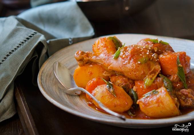 Csirke párolt hagymát és a sárgarépát - lépésről lépésre recept fotók