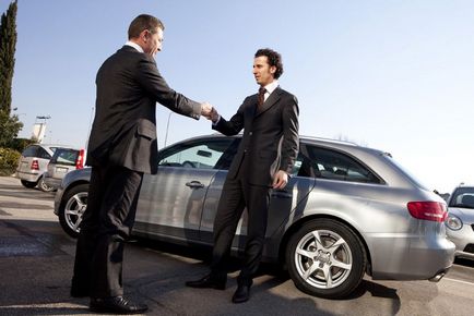 Lehet eladni egy autót anélkül, hogy a tulajdonos felveszi a szakemberek
