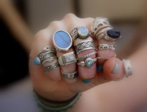 Milyen értéken az ujj viselt gyűrű gyűrűk az ujjakon