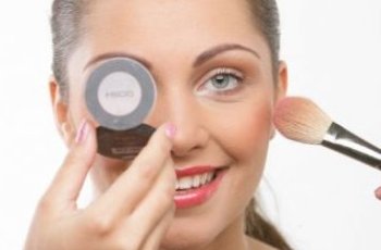 Néhány tipp, hogyan kell elrejteni bőrhibák arc kozmetikumok