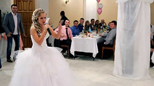Menyasszony énekli a vőlegény egy esküvő - ez az első ajándék a férj a felesége, egy bemutatót az őszinteséget érzések és