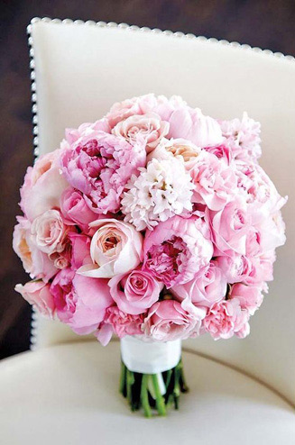 Rózsaszín virágcsokor kép menyasszony