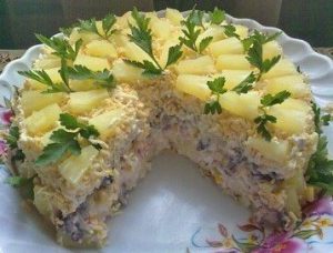 Saláta ananász és a csirke