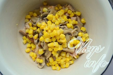 Saláta csirkével és konzerv gombát recept egy fotó