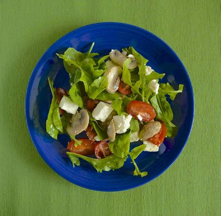Saláta grillezett gombával és paradicsommal - a recept egy fotó