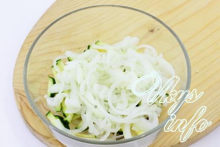 A legfinomabb saláta, uborka, tintahal recept egy fotó