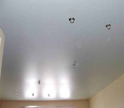 Satin mennyezetek előnyeiről és hátrányairól a fénykép fényes, matt, áttekintésre, szatén vagy matt különbség (felső) Satin mennyezetek előnyeiről és hátrányairól a fénykép fényes, matt, áttekintésre, szatén vagy matt különbség
