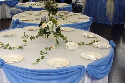 Tálalás esküvői asztalra