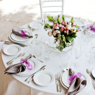 Tálalás esküvői asztalra