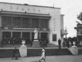 Barnaul közel szülőhelye mozi épületében