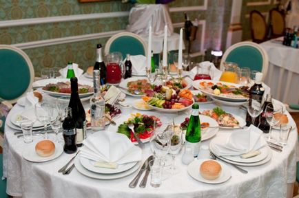 Egy kellemes szolgáló esküvői asztalra - egyszerű titkokat ismert vendéglátó-ipari cégek