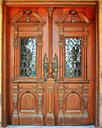 A bejárati ajtók a házban, fém, vas, fa üveg, fotó lehetőségek