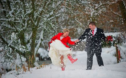 Téli esküvő a menyasszony gyönyörű szigetelje