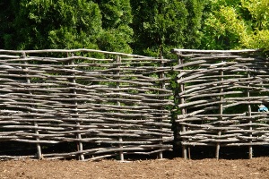 Mit jelentenek a fonott kerítés