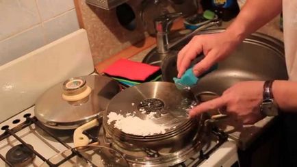 Hogyan tisztítsa meg a serpenyőt, rozsdamentes acélból készült