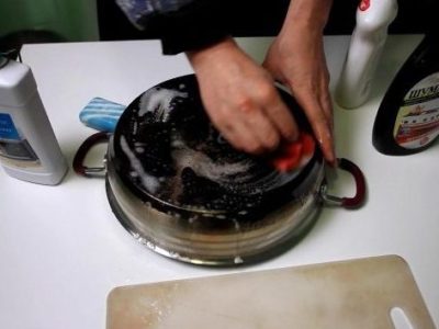 Hogyan tisztítsa meg a serpenyőt, rozsdamentes acélból készült