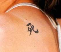 Mik tetoválás Angelina Jolie
