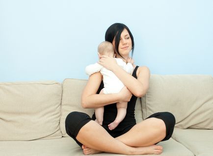 Hogyan kell tartani egy újszülött a karjában