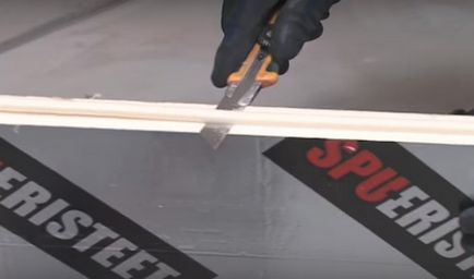 Hogyan szigeteljük a mennyezet a fürdőben kezét lépésről lépésre útmutató (jobbra) Hogyan szigeteljük a mennyezet a fürdőben kezével walkthrough