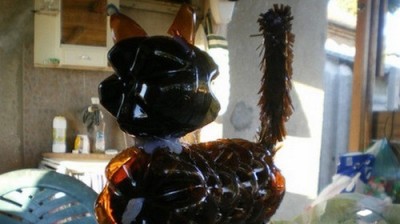 Hogyan készítsünk egy macskát a műanyag palackok saját kezűleg, a klub - Samodelkin