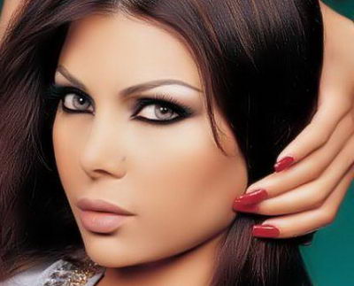 Make-up a szemét a közelgő században - század a közelgő korrekciót alkalmaznak kozmetikumok