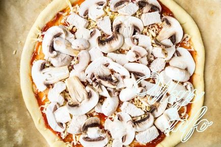 Pizza csirkével és gombával - recept fotókkal