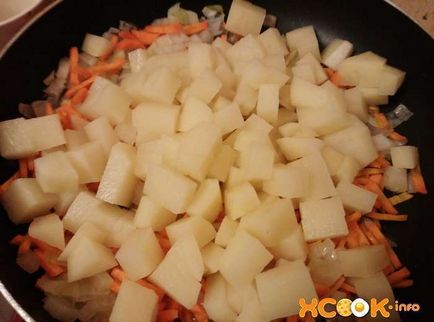 Párolt káposzta burgonyával - finom receptet egy fotó