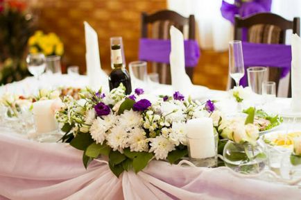 Hogyan lehet díszíteni egy esküvői asztalra