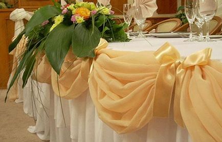 Hogyan lehet díszíteni egy esküvői asztalra