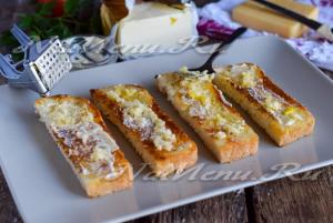 Szendvicset paradicsommal és fokhagymával, sajttal recept egy fotó