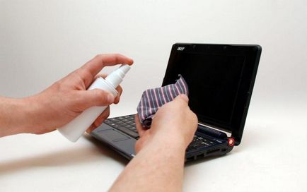 A törölje le a laptop képernyőjén otthon darabos ellenőrzésére, hogyan kell tisztítani