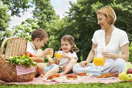 Mit, hogy a gyermekek egy piknik ki az ételt, mely élelmiszerek vehet a természetre